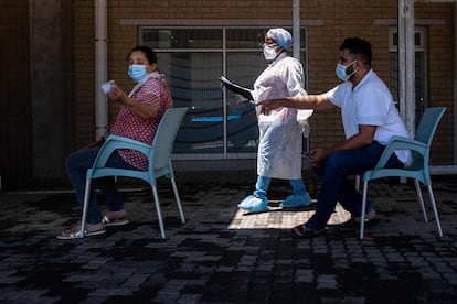 Varias personas esperan para hacerse una prueba PCR de covid-19 en Johannesburgo.