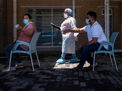 Cola para someterse a una prueba PCR, este martes, en Johannesburgo (Sudáfrica).