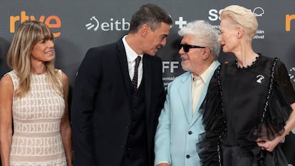 SAN SEBASTIÁN, 26/09/2024.- El presidente del Gobierno, Pedro Sánchez (2i), y su mujer, Begoña Gómez (i), posan junto al director Pedro Almodóvar (2d), y la actriz Tilda Swinton (d), este jueves en el Festival de Cine de San Sebastián, donde esta noche Almodóvar recibe el Premio Donostia. EFE/ Javier Etxezarreta