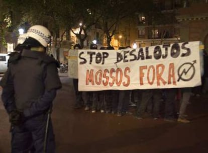 Un centenar de personas del colectivo okupa se manifestaron por el barrio de Gràcia de Barcelona para protestar por los recientes desalojos de casas ocupadas.