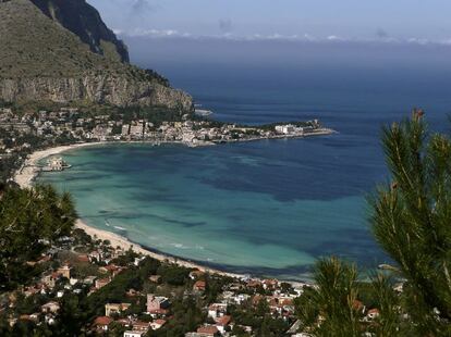 Arropada de palmeras y naranjos, la capital de Sicilia abre la puerta a una isla en la que caben desde el volcán Etna hasta los templos griegos mejor conservados. Desde 94 euros. (www.ryanair.com)