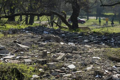 Escombros en la finca donde fue hallado en tesoro de El Carambolo, en Camas (Sevilla).