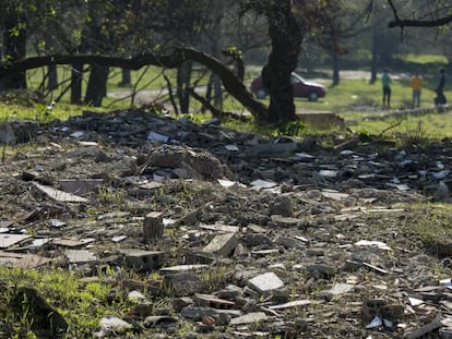 Basuras sobre la finca donde fue hallado el tesoro del Carambolo.