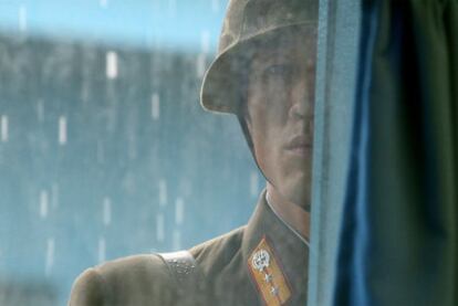 Un soldado norcoreano vigila bajo la lluvia la frontera con Corea del Sur, el pasado 21 de julio.