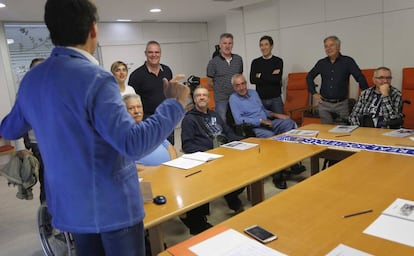 Los exfutbolistas López Ufarte, Zamora y Loinaz en una sesión de terapia sobre fútbol con personas con daño cerebral.