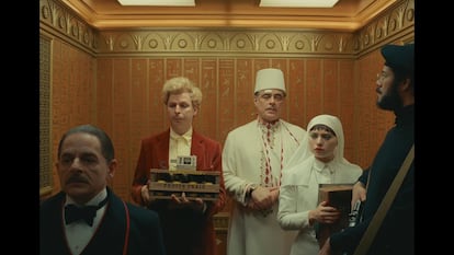 Michael Cera und Benicio del Toro in einem Standbild aus Wes Andersons „The Phoenician Scheme“.
