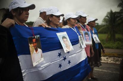 La décima Caravana de madres centroamericanas en busca de sus hijos desaparecidos, llamada 'Puentes de Esperanza', salió desde el punto fronterizo entre Guatemala y Tenosique, Tabasco (México) el pasado 20 de noviembre.