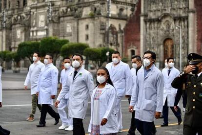 La doctora América Campos, junto a otros galardonados con la condecoración Miguel Hidalgo, en el Zócalo de Ciudad de México.