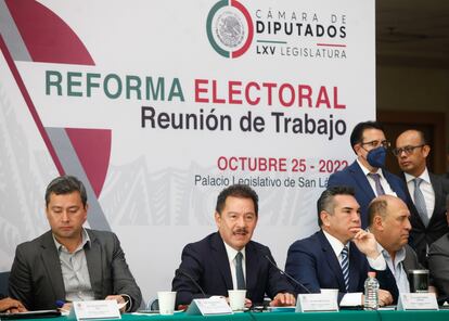 Reforma electoral en México: Ignacio Mier (al centro), líder de la Junta de Coordinación Política de Morena, junto a líderes de la alianza opositora