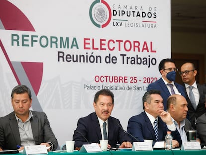 Ignacio Mier (al centro), líder de la Junta de Coordinación Política de Morena, junto a líderes de la alianza opositora, el 25 de octubre de 2022, en la Cámara de Diputados en Ciudad de México.