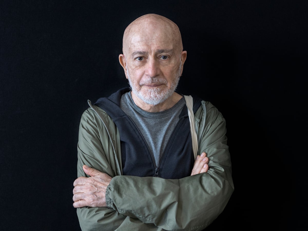 Hugo Mujica, poeta que guardó un voto de silencio durante siete años, gana el Premio Loewe 2025 de poesía