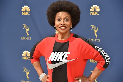 Jennifer Lewis posa en la alfombra roja de los Emmy.