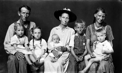 George y Ethel Gage con su madre Ida (en el centro) y sus niños Loretta, Ida, Ivory, Jessie y Leon.