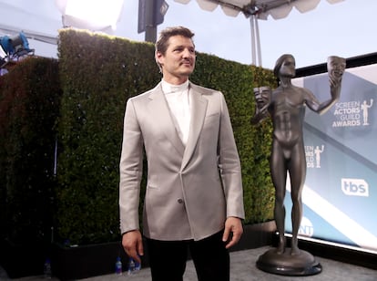 LOS ANGELES, CALIFORNIA - JANUARY 19: Pedro Pascal en la entrada a los premios de la Screen Actors Guild en el Shrine Auditorium de Los Ángeles, el pasado 19 de enero