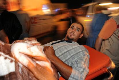 Los paramédicos transportan a un herido por Misrata.