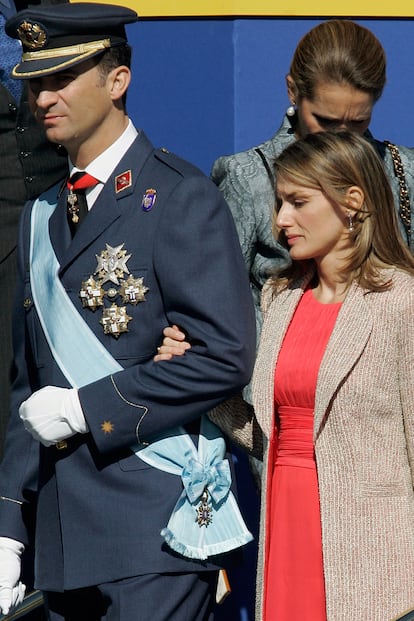 Combin el vestido con un abrigo en tono tostado.?