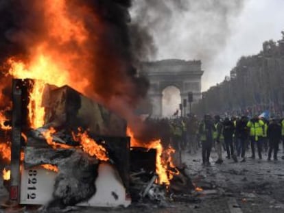 Miles de manifestantes protestan en el centro de la capital francesa contra el alza del precio de los combustibles y la pérdida de poder adquisitivo
