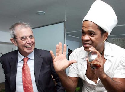 Emilio Pérez Touriño junto al músico Carlinhos Brown, ayer en la Sociedad Española de Salvador de Bahía.