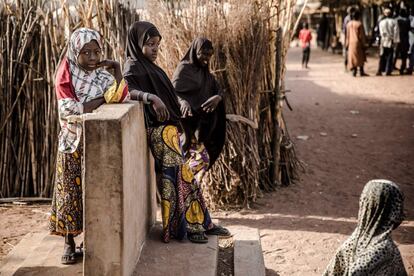 Un grupo de niñas permanecen frente a su complejo en el campamento de refugiados de Malkohi en Jimeta (Nigeria), días antes de las elecciones generales del país programadas para el 23 de febrero. Malkohi es un campamento para desplazados internos que huyeron de sus hogares cuando los insurgentes de Boko Haram avanzaron por el noreste de Nigeria.