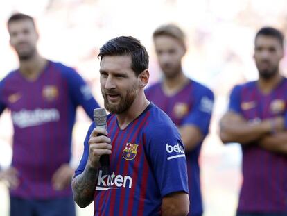 Messi se dirige a la afición antes del Gamper.