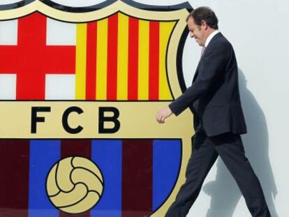 Sandro Rosell y Neymar durante la presentación del fubolista el 3 de junio de 2013.