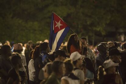 Una mujer con una bandera en el homenaje de esta noche en La Habana.
