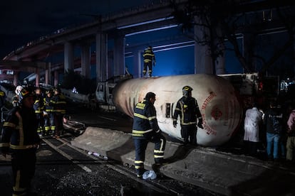 Bomberos en el área del incidente. 
