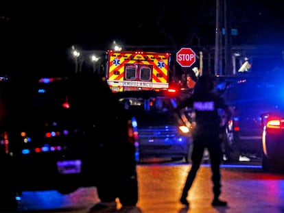 La policía de Memphis durante la operación de busca y captura del autor de los disparos que causaron la muerte de cuatro personas este jueves.