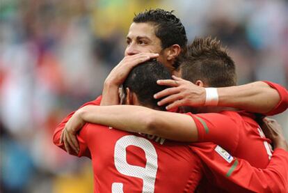 Liedson, Cristiano Ronaldo y Meireles celebran un gol del partido.