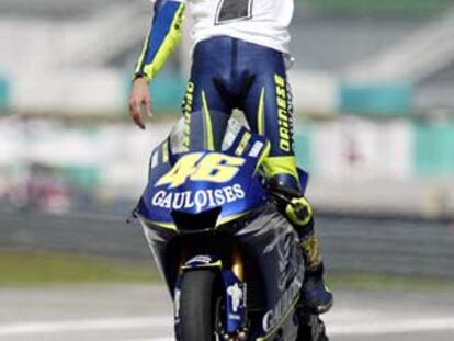 Rossi celebra su título durante la vuelta de honor.