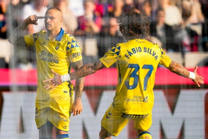 El delantero de Las Palmas Sandro (izquierda) celebra su tanto ante el FC Barcelona este sábado.