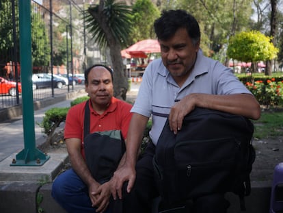 Francisco Camacho (derecha) y Elías Zúñiga (izquierda) son ciegos y llevan más de 20 años trabajando informalmente en el metro de Ciudad de México.