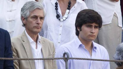 Adolfo Suárez Illana y su hijo, Adolfo Suárez Flores, en una corrida en Madrid, en 2017.