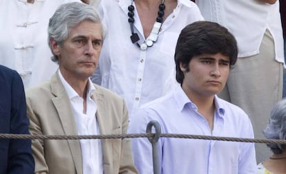 Adolfo Suárez Illana y su hijo, Adolfo Suárez Flores, en una corrida en Madrid, en 2017.