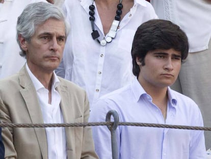 Adolfo Suárez Illana y su hijo, Adolfo Suárez Flores, en una corrida en Madrid, en 2017.