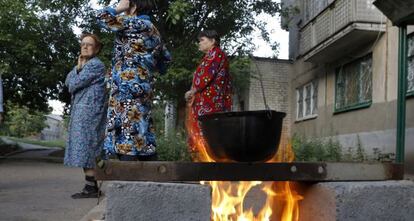 Un grupo de mujeres hierven agua en las calle de Slaviansk (Donetsk).