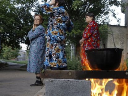Un grupo de mujeres hierven agua en las calle de Slaviansk (Donetsk).