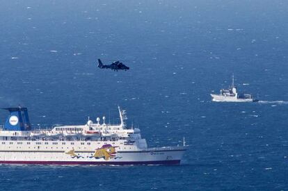 Una patrullera y un helicóptero militar, junto a un crucero cerca de Haifa este jueves.