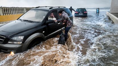 Dos familias atrapadas por la subida del mar en el núcleo costero de Denia (Valencia), el 20 de enero de 2020.