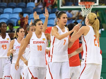 Las jugadoras espa&ntilde;ola celebran la victoria ante Canad&aacute;