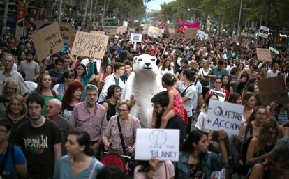 Manifestación de Fridays For Future contra el cambio climático en el paseo de Gracia de Barcelona.