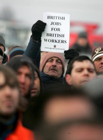 Trabajadores de la refinería de Lindsey participan en una protesta.