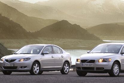 Dos berlinas con medidas similares y planteamientos diferentes. El Mazda 3 (izquierda) tiene un estilo más joven y deportivo; el S40 busca más la imagen sólida y la clase que distinguen a Volvo.