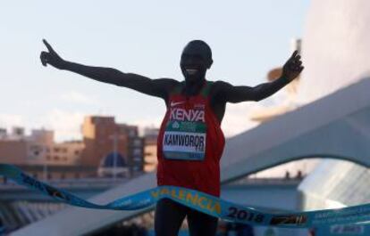 Kamworor a su llegada a la meta del mundial de Media Maratón de Valencia.