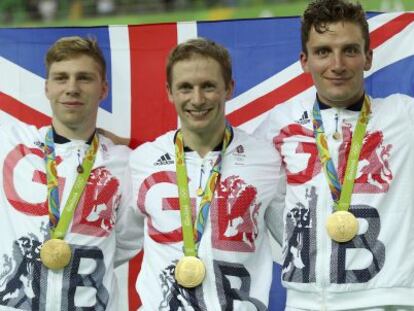 Los ciclistas brit&aacute;nicos Philip Hindes, Jason Kenny y Callum Skinner con sus medallas de oro.