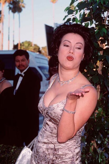 Jennifer Tilly así de sexy en un estreno en 1998.