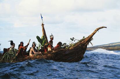 Habitantes da ilha chilena de Páscoa durante uma competição de canoas