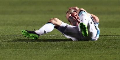 Messi se queja en el suelo tras recibir una patada en la cabeza durante el encuentro ante Colombia.