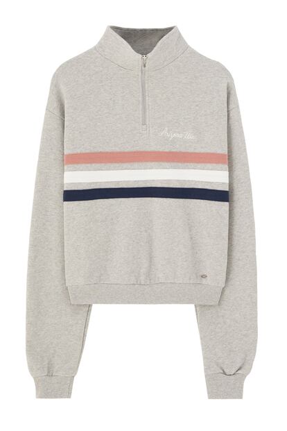 Una sudadera es un básico que agradecerás llevar tanto en destinos más calurosos como en viajes a lugares frescos. Esta es de Pull & Bear (22,95 euros).