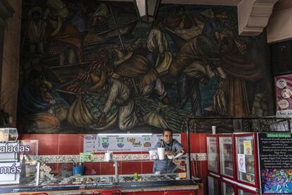 El mercado Abelardo L. Rodríguez fue construido en 1934 como prototipo de un mercado moderno. Los murales en su interior fueron pintados por discípulos de Diego Rivera, bajo la supervisión de su maestro.